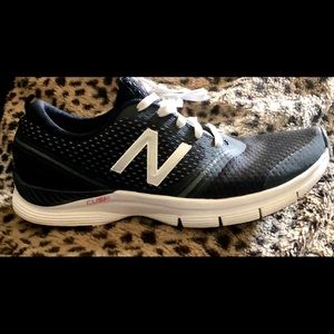 NEW BALANCE WALKING/RUNNING SHOE SIZE 10